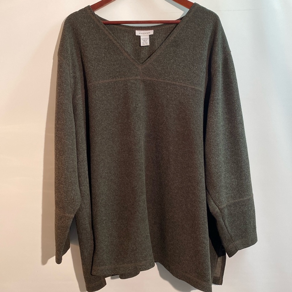 Avenue - women’s v-neck plus size tunic. Size30/32